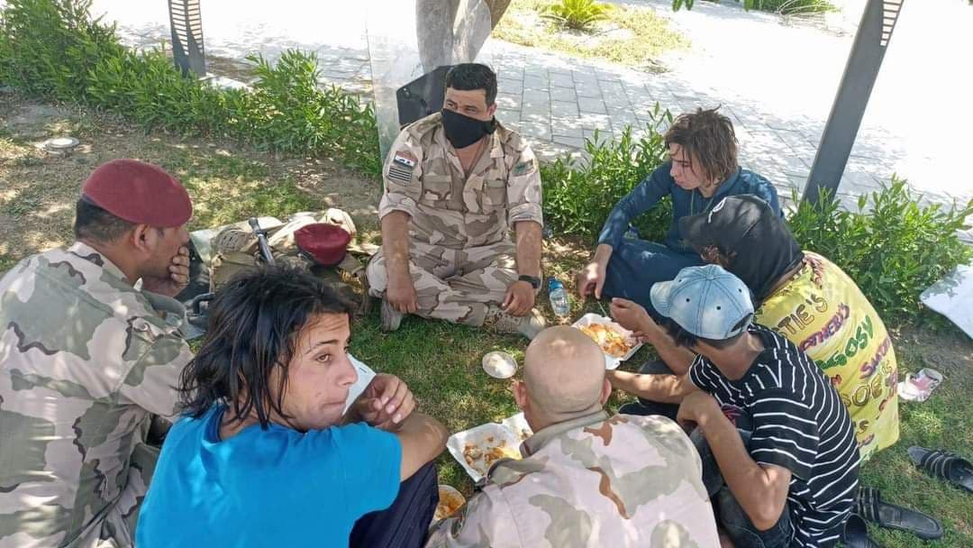 الإعلام الأمني: المتظاهرون يتناولون الغداء مع القوات الأمنية (صورة)