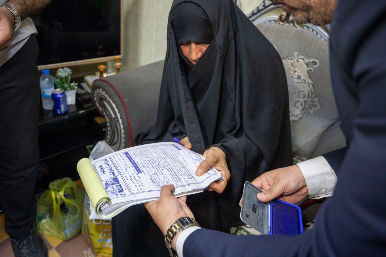 العتبة الحسينية تمنح عائلة أم مقتدى داراً سكنية وراتباً شهرياً