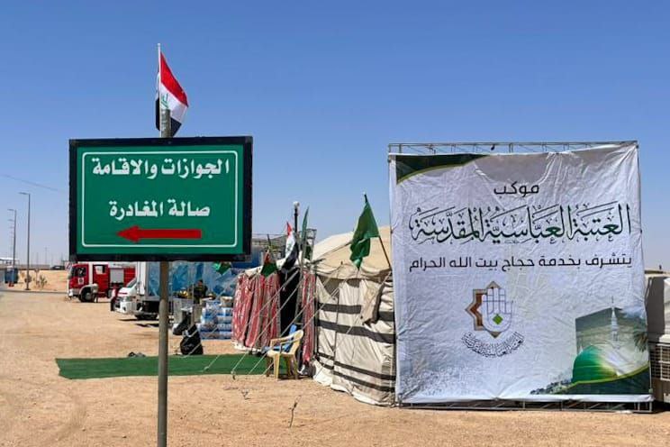 فرقة العباس تبدأ تقديم خدمات الضيافة للحجاج عبر موكب خدمي في منفذ عرعر