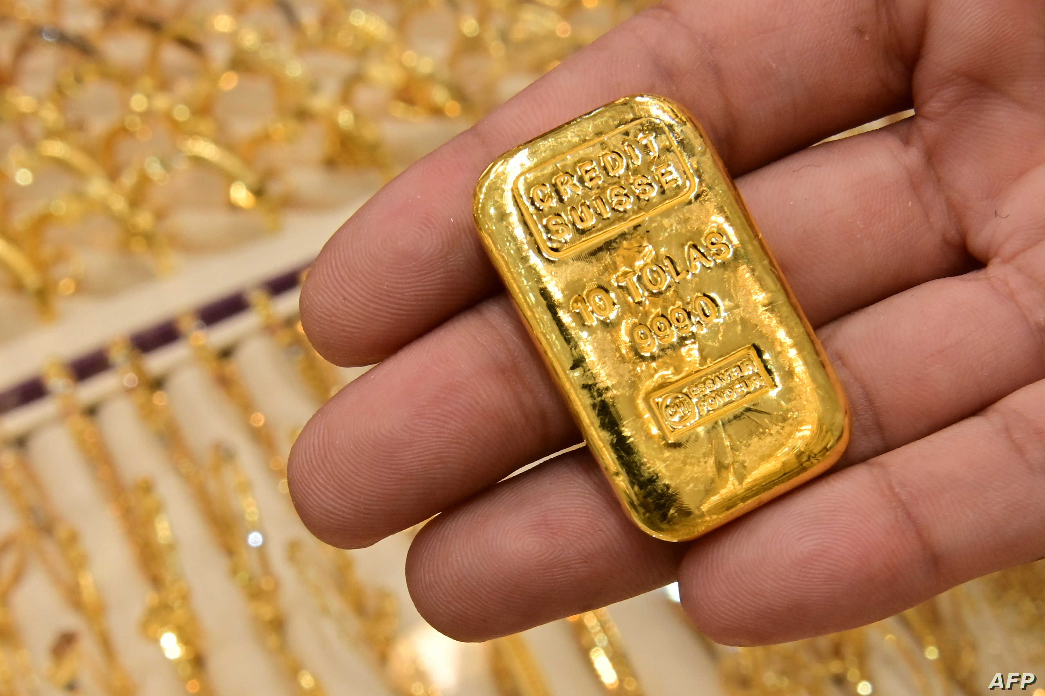 الذهب يتجه لأفضل أداء أسبوعي منذ أبريل مع تراجع الدولار