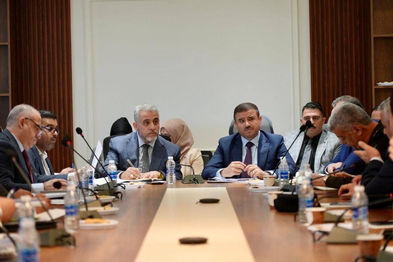 التخطيط تناقش آليات تنفيذ المشاريع المُمولة من قروض الموازنة الثلاثية
