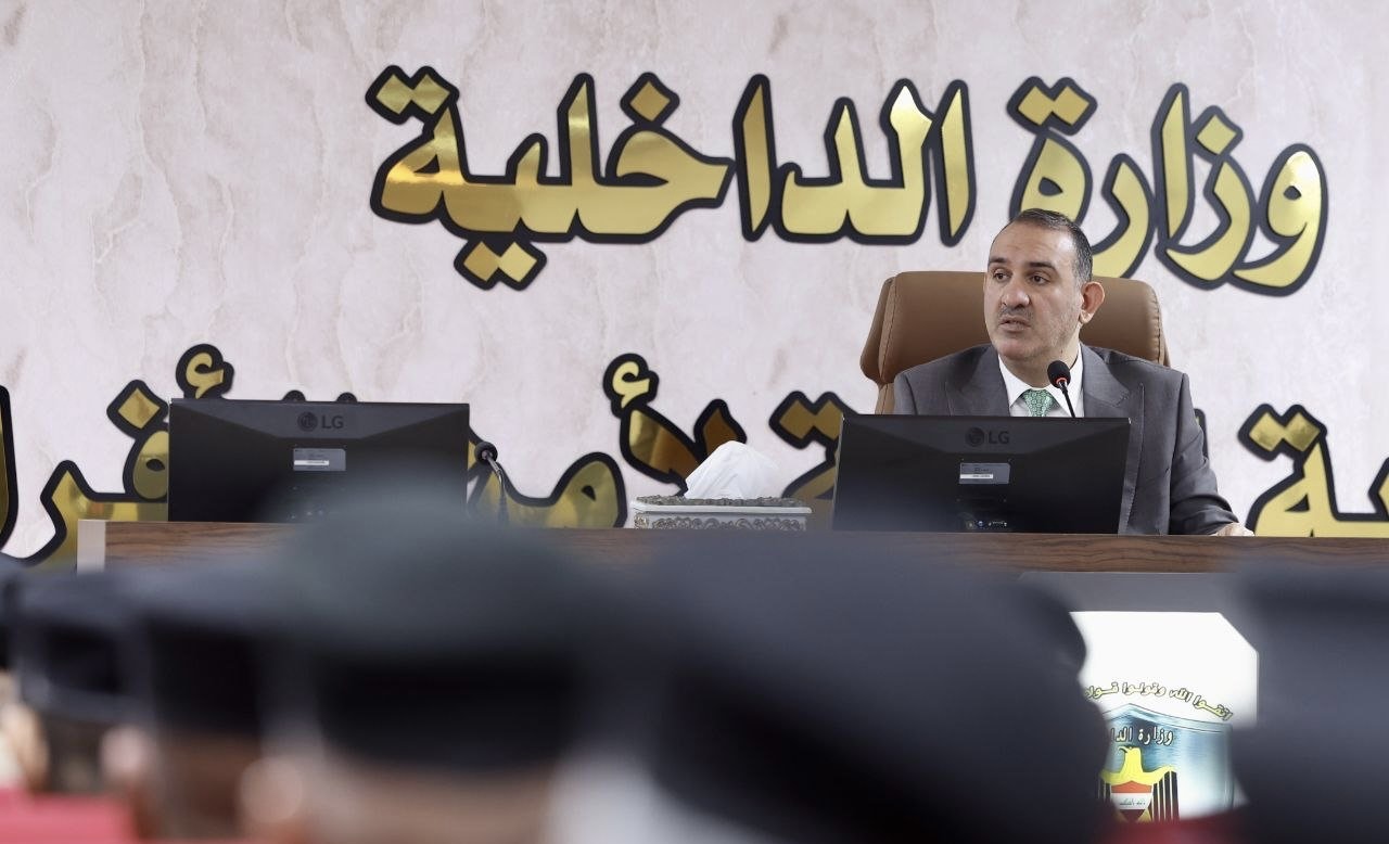 وزير الداخلية يوجّه بتطوير العمل واعتماد المنهاج الحديث