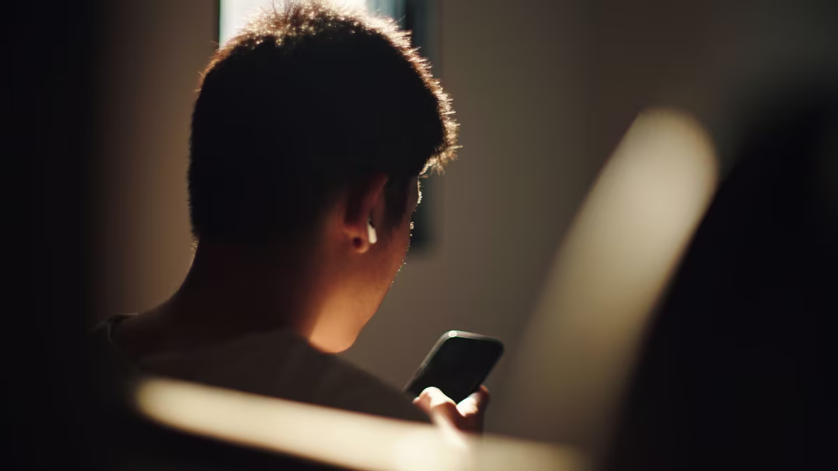 لماذا يلجأ بعض الأشخاص إلى وسائل التواصل هرباً من العلاقات الواقعية؟